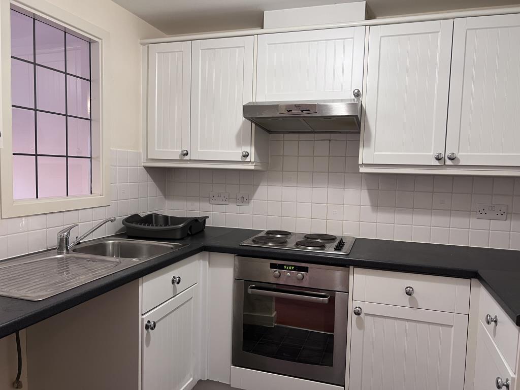 Lot: 169 - VACANT GROUND FLOOR FLAT WITH PARKING - White fitted kitchen units